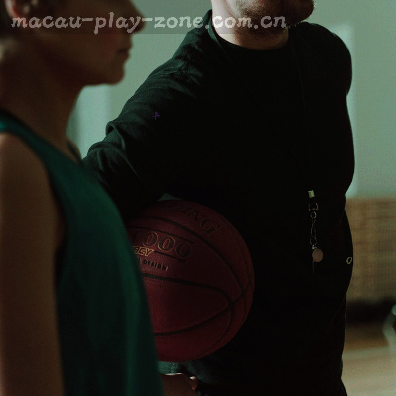 多层打印纸叠放成阶梯状的特写，侧光形成金线般的边缘